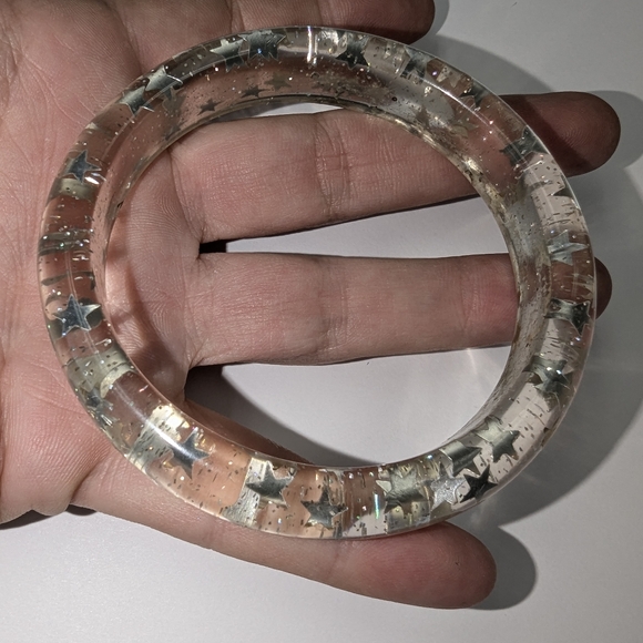 VINTAGE BANGLE BRACELET CLEAR WITH STARS AND GLITTER CONFETTI - Picture 7 of 9